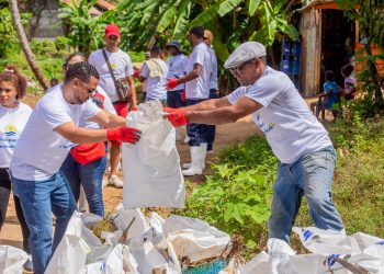 A la jornada se sumaron numerosos voluntarios para eliminar desechos plásticos y otros residuos que contaminan el río, los cuales afectan su cauce natural y provocan desbordamientos en los días de lluvia.