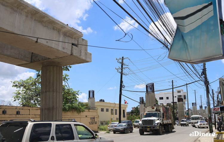 Columnas en construcción se levantan en medio de la vía, sin señalización adecuada.