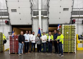 Durante el recibimiento de los contenedores, estuvieron presente el viceministro de Asuntos Tecnológicos y Científicos de Agricultura, Rafael Ortiz Quezada, los hijos del productor Arismendi Almonte y representantes de la compañía exportadora.