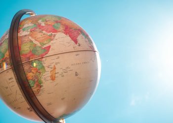El documento advierte de que si el mundo no logra desplegar con la rapidez suficiente las energías limpias para 2030 habrá que retirar de la atmósfera cerca de 5,000 millones de toneladas de dióxido de carbono - Fuente externa.