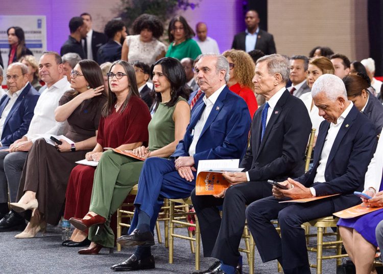 El mandatario estuvo acompañado por la representante residente del PNUD en la República Dominicana, Ana María Díaz, y la subsecretaría general y directora regional para América Latina y el Caribe del PNUD, Michelle Muschett.