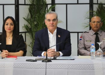 En compañía del jefe de Estado están el ministro de Defensa, teniente general Carlos Antonio Fernández Onofre, y la ministra de Interior y Policía, Faride Raful.