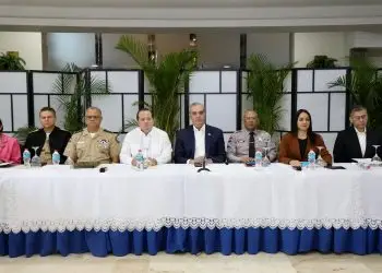 En compañía del jefe de Estado se encuentran los ministros, de la Presidencia, José Ignacio Paliza; de Interior y Policía, Faride Raful; de Defensa, teniente general, Carlos Antonio Fernández Onofre; la Procuradora General de la República, Yeni Berenice Reynoso, y otras autoridades.