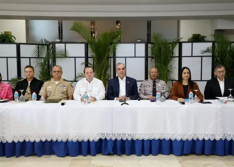 En compañía del jefe de Estado se encuentran los ministros, de la Presidencia, José Ignacio Paliza; de Interior y Policía, Faride Raful; de Defensa, teniente general, Carlos Antonio Fernández Onofre; la Procuradora General de la República, Yeni Berenice Reynoso, y otras autoridades.