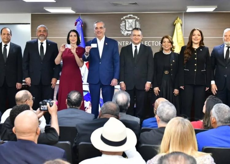 La entrega fue encabezada por el presidente del órgano electoral, Román Jáquez Liranzo.