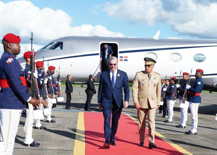 El jefe de Estado regresó por la Base Aérea de San Isidro y fue recibido por el ministro de Defensa, teniente general, Carlos Antonio Fernández Onofre.