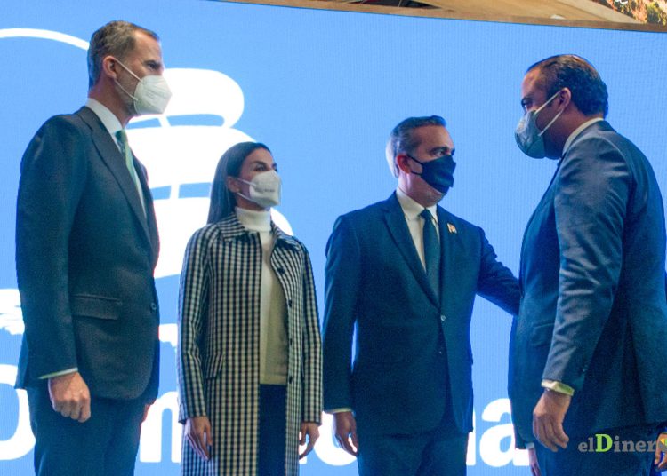 Por primera vez un jefe del Estado dominicano visita la feria turística más famosa del mundo, en procura de destacar los atractivos locales. Se reunió con la pareja real de España, Felipe VI y Letizia, y con inversionistas.