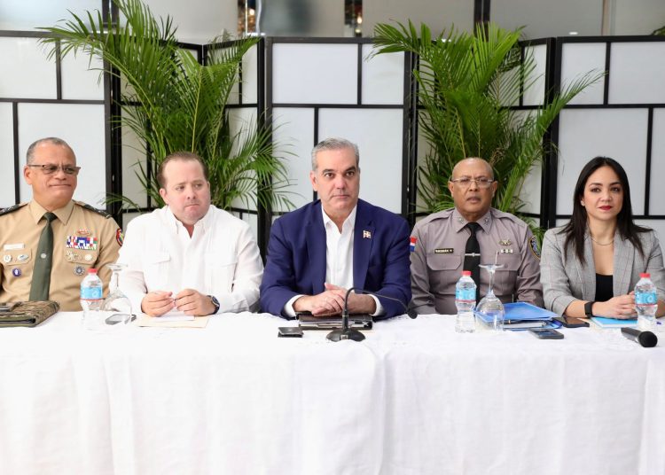 En compañía del jefe de Estado están los ministros, de Defensa, teniente general Carlos Antonio Fernández Onofre; de la Presidencia, José Ignacio Paliza; de Interior y Policía, Faride Raful, entre otros.