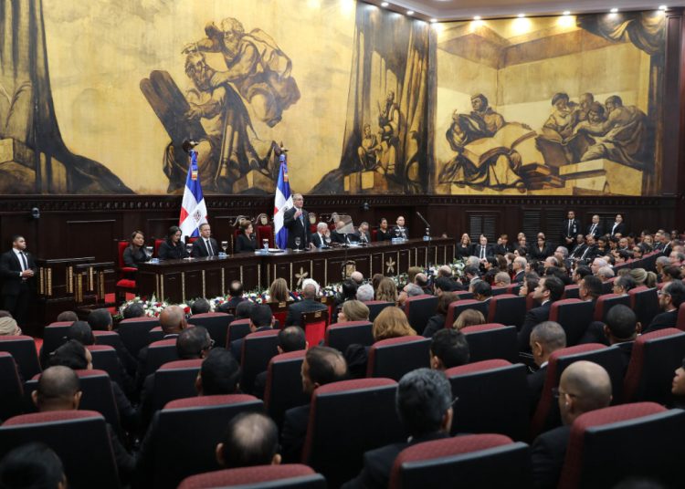 Abinader explicó que las bandas criminales siguen avanzando en el control del territorio en Puerto Príncipe y parte del sur de ese país, registrándose más de 5,000 asesinatos en 2024.