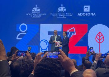 Luis Abinader recibe entrega oficial de la primera parte de la Estrategia Nacional de Fomento a la Industria de Semiconductores en compañía del ministro de MICM, Ito Bisonó.