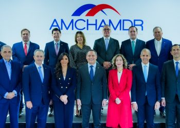 Durante su intervención en el almuerzo de Amchamdr, Molina sostuvo que “la inversión huye de la incertidumbre, pero encuentra refugio donde hay reglas claras”.