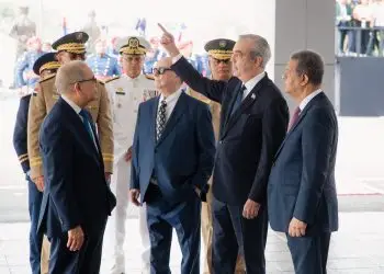 Previo a la reunión, se presentó guardia de honor del Ministerio de Defensa, 21 cañonazos y la entonación del himno nacional.