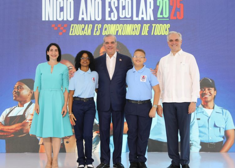 Nuevo año arranca con más de 2 millones de estudiantes, con actos simultáneos en los 122 distritos escolares en todo el país.