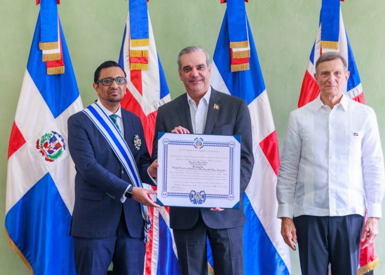 El embajador del Reino Unido, Gran Bretaña e Irlanda del Norte, en RD, Mockbul Ali, fue condecorado con la Orden del Mérito de Duarte, Sánchez y Mella en el Grado de Gran Cruz Placa de Plata.