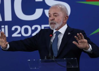 Califica de "vergüenza" que un hijo de Bolsonaro se haya instalado en Estados Unidos para "pedirle" al Gobierno de ese país que sancione a Brasil.