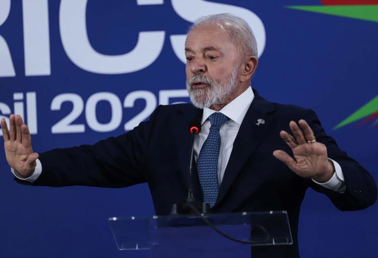 Califica de "vergüenza" que un hijo de Bolsonaro se haya instalado en Estados Unidos para "pedirle" al Gobierno de ese país que sancione a Brasil.