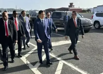 Además de Rubio y su comitiva, también estuvieron presentes el canciller panameño, Javier Martínez-Acha, el ministro de Seguridad panameño, Frank Ábrego, el director de Migración, Roger Mujica, y el director de la Autoridad Aeronáutica Civil, Rafael Bárcenas.