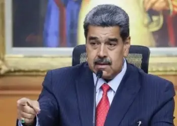 Afirma que los deportados fueron encarcelados en prisiones para pandilleros en El Salvador.