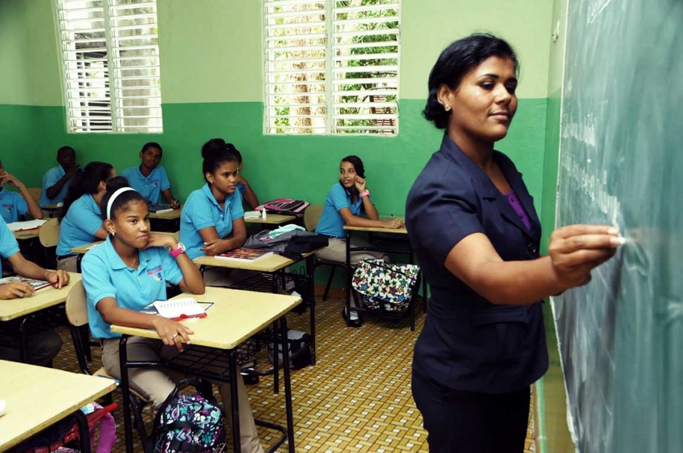 maestra escribiendo en pizarra