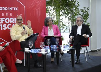 La economista también resaltó la necesidad de simplificar el sistema tributario para fomentar la productividad de las empresas.