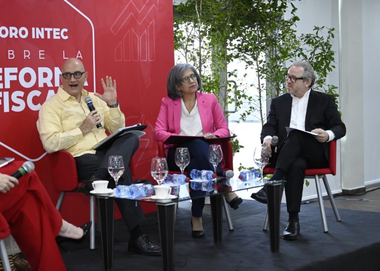 La economista también resaltó la necesidad de simplificar el sistema tributario para fomentar la productividad de las empresas.