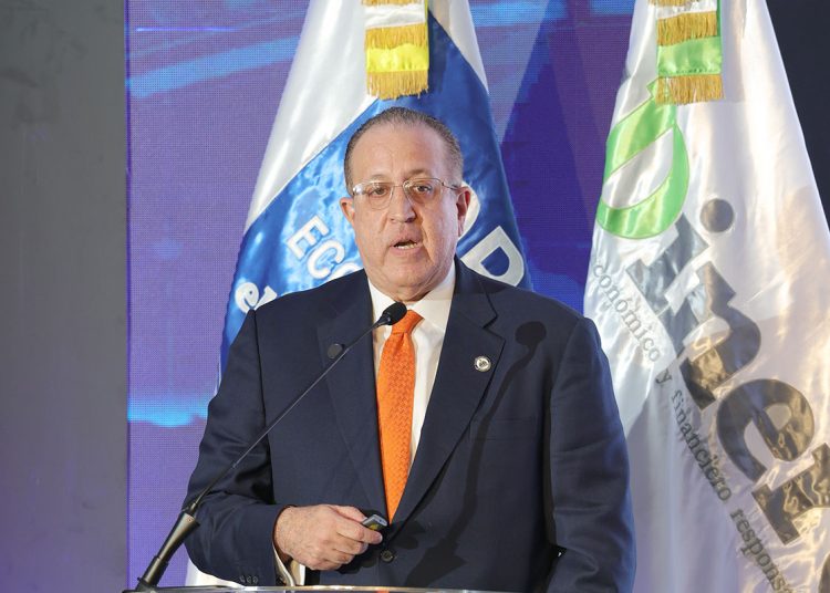 El funcionario participó en el Foro Económico elDinero 2025 sobre el sector logístico dominicano.