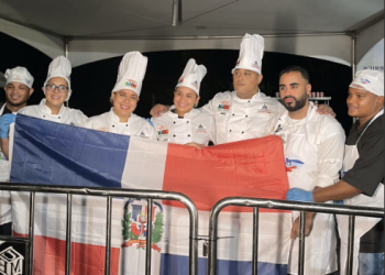 El proceso de elaboración del majarete más grande del mundo se llevó aproximadamente ocho horas.