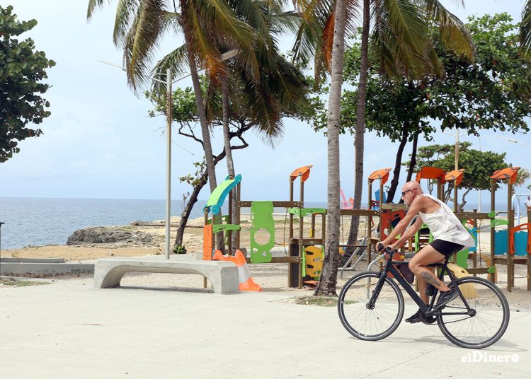 Ciclista disfrutando de la vista marítima mientras se ejercita. | Ronny Cruz.