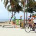 Ciclista disfrutando de la vista marítima mientras se ejercita. | Ronny Cruz.