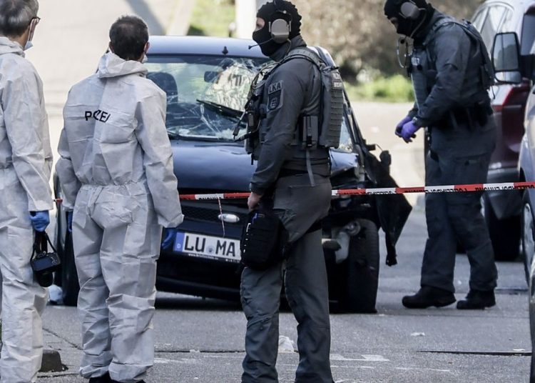 Las autoridades también pidieron a la población que abandone y evite la zona del atropello para no dificultar las tareas policiales.