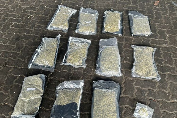 Las latas habían sido enviadas por un hombre con supuesta residencia en un edificio de apartamentos en Manhattan, Nueva York.