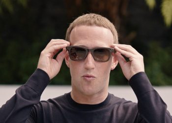 Las gafas tienen un sistema de audio personal y pueden reproducir música que solo el usuario puede escuchar. | Fuente externa.