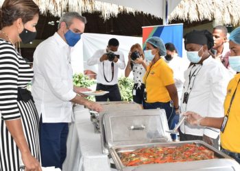 El presidente Luis Abinader en el almuerzo preparado por los Comedores Económicos para su encuentro con representativos de Juntas de Vecinos y otras entidades comunitarias de Hato Mayor.