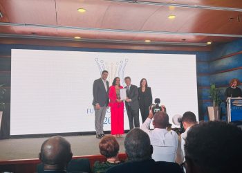 El galardón le fue entregado por el expresidente de la República Dominicana, Leonel Fernández, quien también preside Funglode.