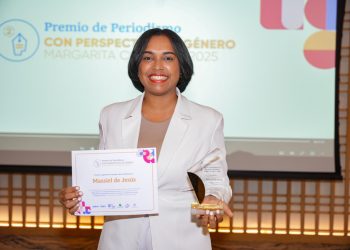 Al recibir la estatuilla, la periodista de elDinero valoró que esta iniciativa visibiliza las dificultades que enfrentan las mujeres en República Dominicana.