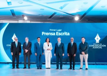 La periodista Massiel de Jesús recibe el galardón de manos del presidente de la Suprema Corte de Justicia (SCJ), Luis Henry Molina y miembros del jurado.