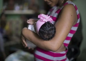 Informe indica que la maternidad continúa ocurriendo a edades más tempranas en comparación con la paternidad.