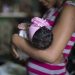 Informe indica que la maternidad continúa ocurriendo a edades más tempranas en comparación con la paternidad.