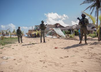 Durante la ejecución del operativo fueron demolidas edificaciones construidas dentro de los 60 metros de dominio público a partir de la pleamar que establece la Ley 305-68.