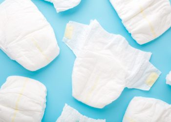 Los pañales desechables suelen fabricarse con pulpa de madera, algodón, rayón viscosa y plásticos como poliéster, polietileno y polipropileno. - Fuente externa.