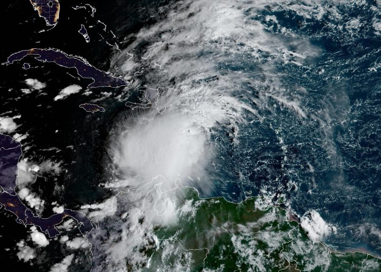 Melissa presenta vientos máximos sostenidos de 85 kilómetros por hora (50 millas).