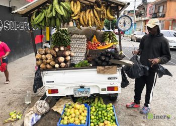 Los vendedores ambulantes ofertan mejores precios en algunos productos. | Lésther Álvarez