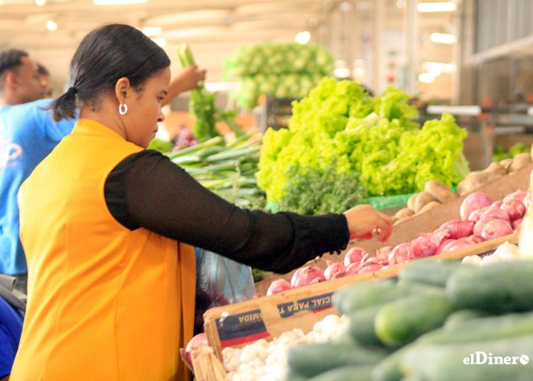 La población más pobres destina más recursos de sus ingresos a la compra de alimentos.