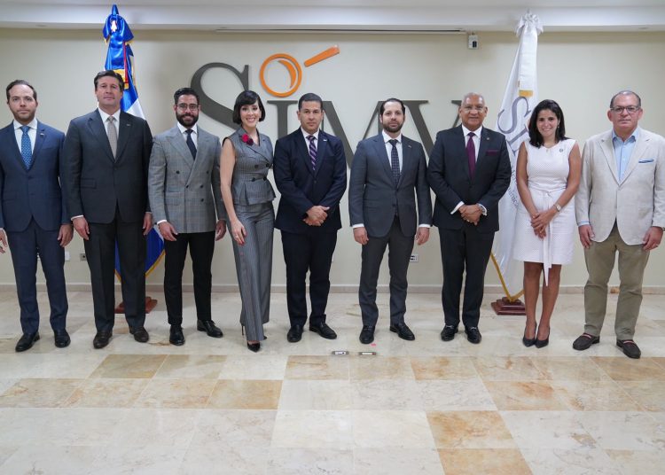 La juramentación fue encabezada por el superintendente del Mercado de Valores, Ernesto Bournigal Read.