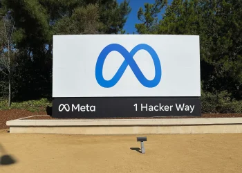 Entre las funciones de la herramienta está la de incorporar el asistente de IA Meta AI en WhatsApp, Instagram y Facebook, donde estará disponible en las próximas semanas.