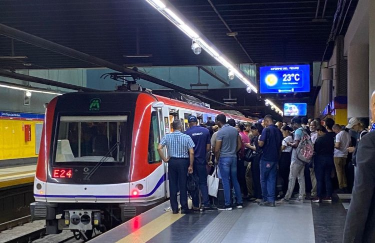 A causa de avería por procesos constructivos que se realizan en la línea 2C, el Metro sólo estaba ofreciendo servicio hasta la parada Pedro Francisco Bonó y no hasta la estación María Montez.