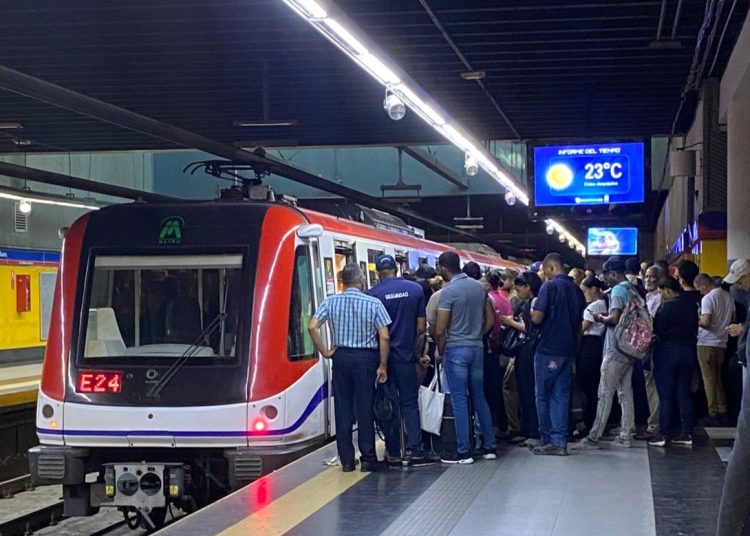 A causa de avería por procesos constructivos que se realizan en la línea 2C, el Metro sólo estaba ofreciendo servicio hasta la parada Pedro Francisco Bonó y no hasta la estación María Montez.