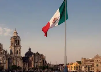 El funcionario estimó que en 2025 la recaudación subirá más de 8% hasta MX$5.3 billones (US$265.000 millones) gracias a la digitalización de trámites fiscales.- Fuente externa.