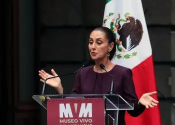 La presidenta aseguró que en la empresa "no están en lo correcto" porque "ni siquiera el presidente Trump está planteando que a todo el Golfo de México se le llame 'Golfo de América', sino solamente a su plataforma continental.
