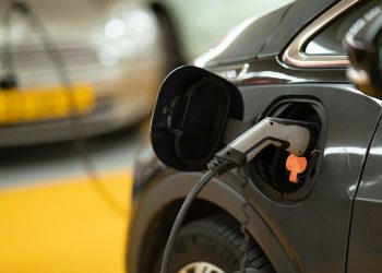 Según Edwin Martínez, los avances que se han logrado en los últimos años han estado marcados por el aumento en la instalación de puntos de carga en todo el país. - Unplash.